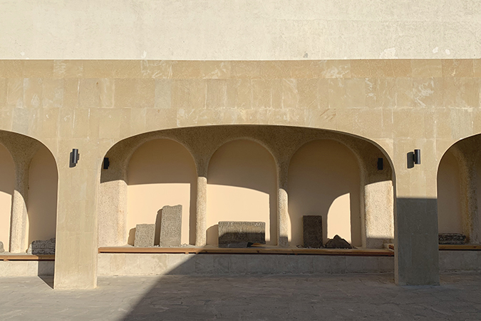 Арочная галерея главного входа с выставкой археологических артефактов